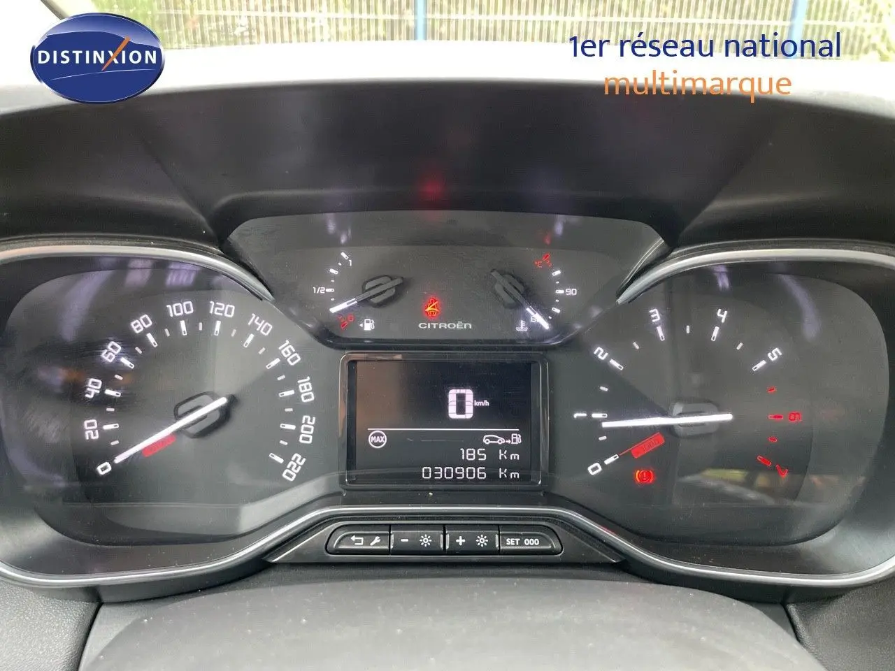 Tableau de bord du Citroën C3 Aircross 2023 montrant les compteurs numériques et analogiques en vue frontale.