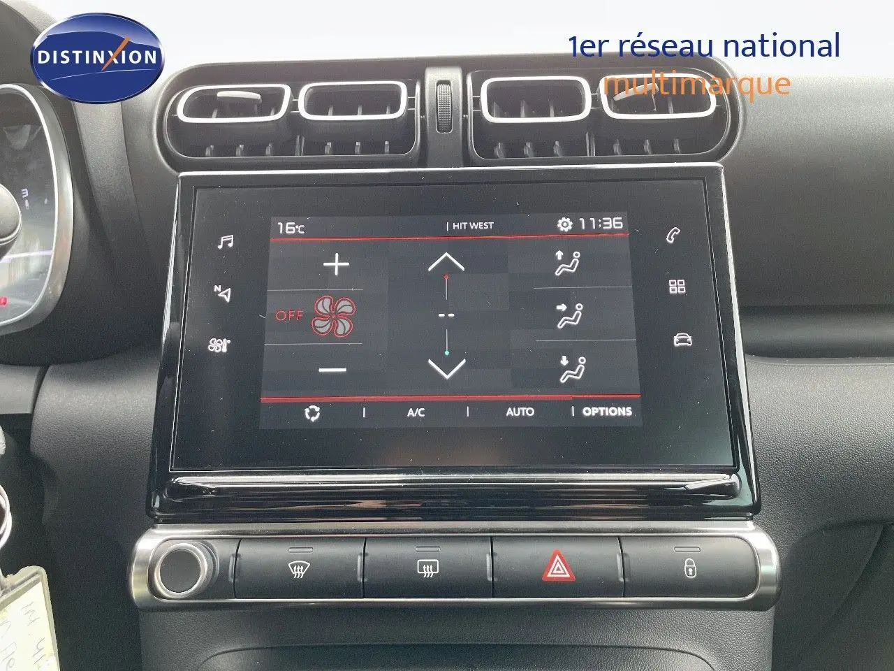 Vue rapprochée de la console centrale noire du Citroën C3 Aircross blanc polaire, avec écran tactile et commandes climatisation.