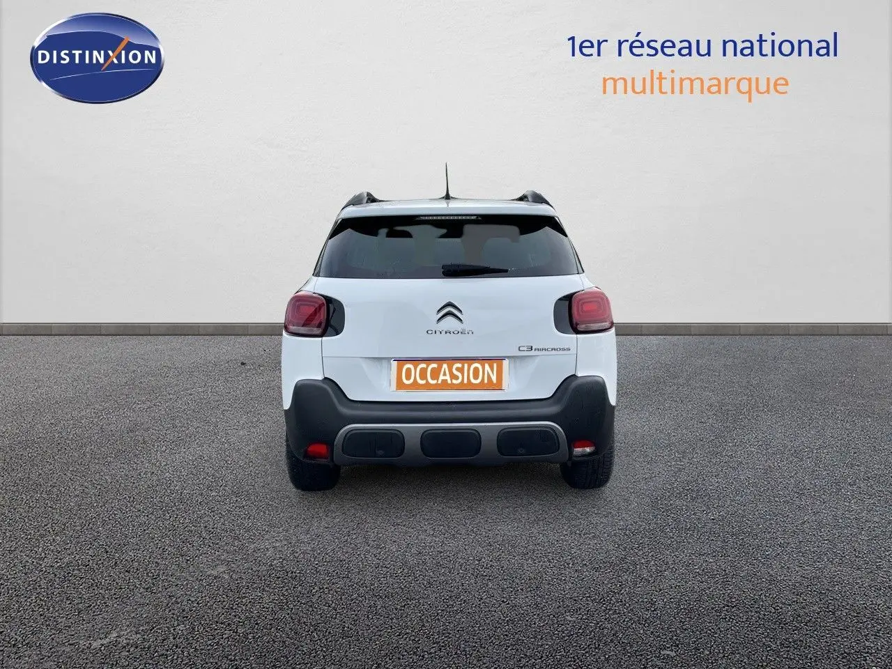 Vue arrière d'un Citroën C3 Aircross blanc polaire avec feux arrière rouges et pare-chocs noir contrastant.