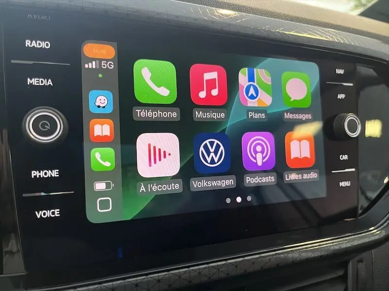 Écran tactile central du Volkswagen T-Cross 2021 affichant les applications Apple CarPlay avec interface colorée.
