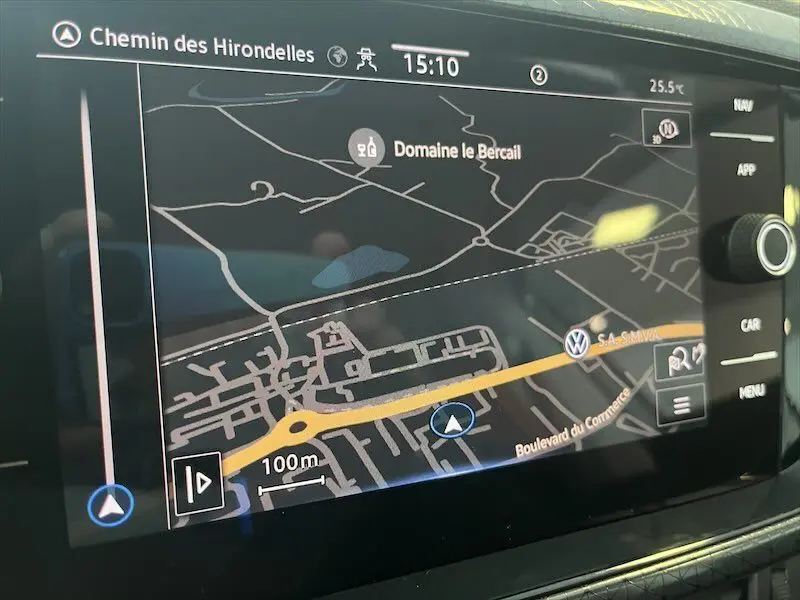 Écran de navigation du Volkswagen T-Cross 1.0 TSI 110 DSG Carat affichant la carte avec itinéraire en cours.