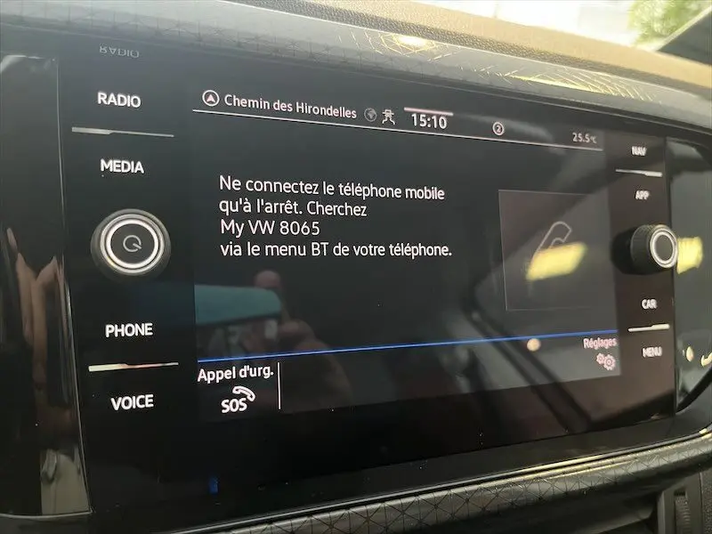 Écran tactile central du Volkswagen T-Cross 1.0 TSI 110 DSG Carat affichant les instructions de connexion Bluetooth.