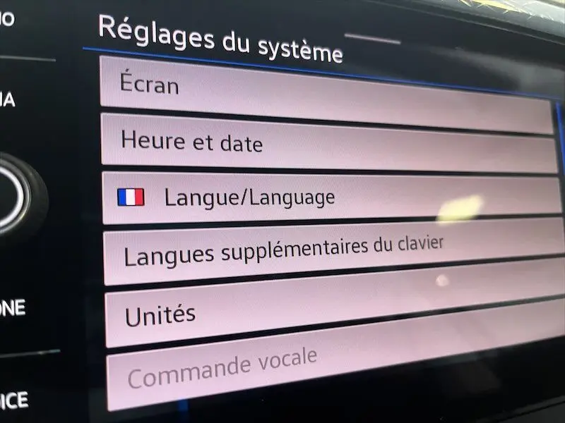 Écran tactile du système multimédia du Volkswagen T-Cross 1.0 TSI 110 DSG Carat, affichant les réglages de langue et date.