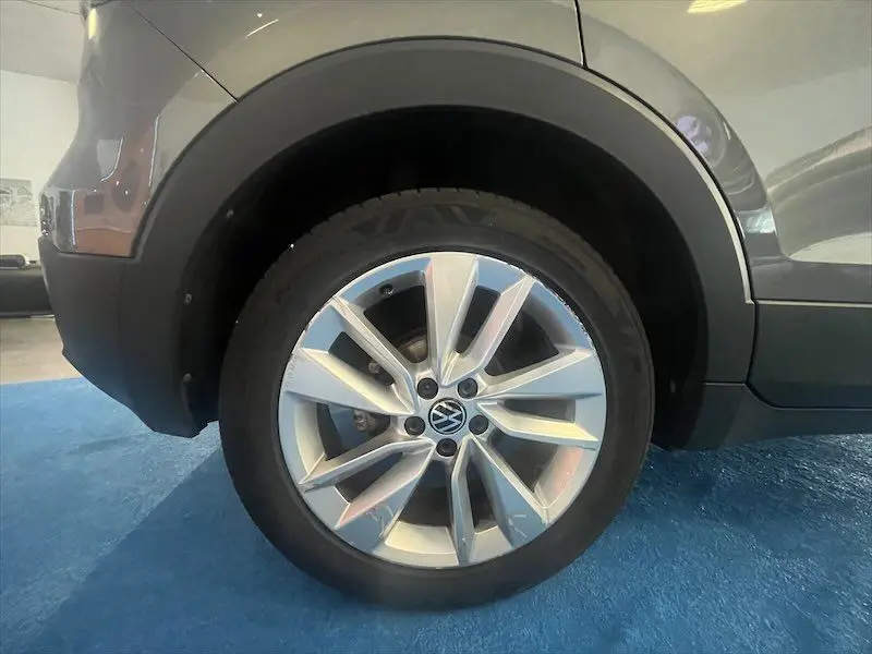 Gros plan sur la roue avant gauche gris clair d'un Volkswagen T-Cross 1.0 TSI 110 DSG Carat 2021.