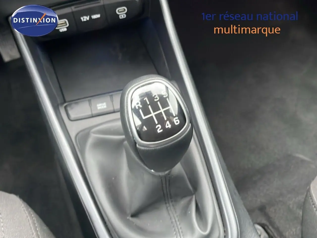 Gros plan sur le levier de vitesses manuel de la Hyundai i20 2025, finition KLASS, avec console centrale en gris Aurora Metal.