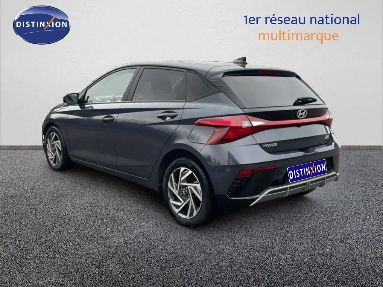 Vue 3/4 arrière droite d'une Hyundai i20 2025 gris Aurora Metal avec feux LED et jantes alliage distinctives.