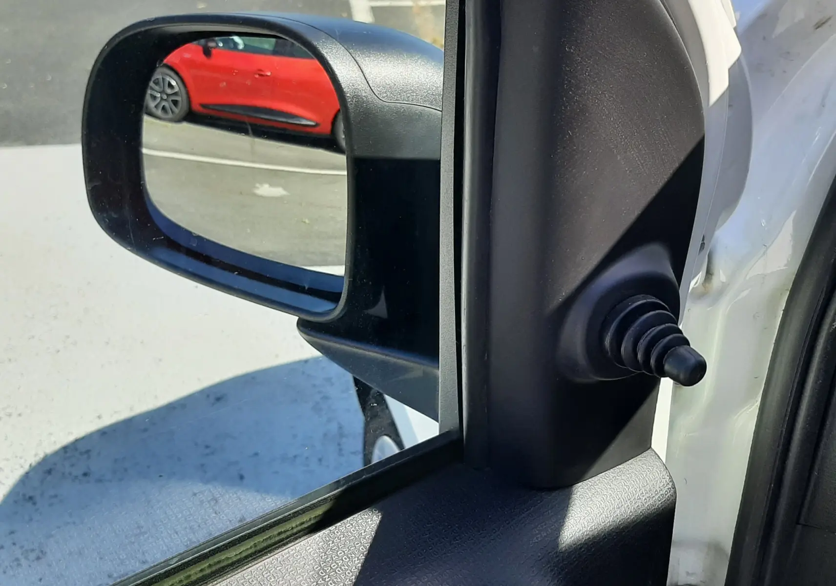 Vue intérieure côté conducteur de la Fiat Panda 1.2 69CH Pop 2018 avec sièges tissu noir et rouge contrasté.