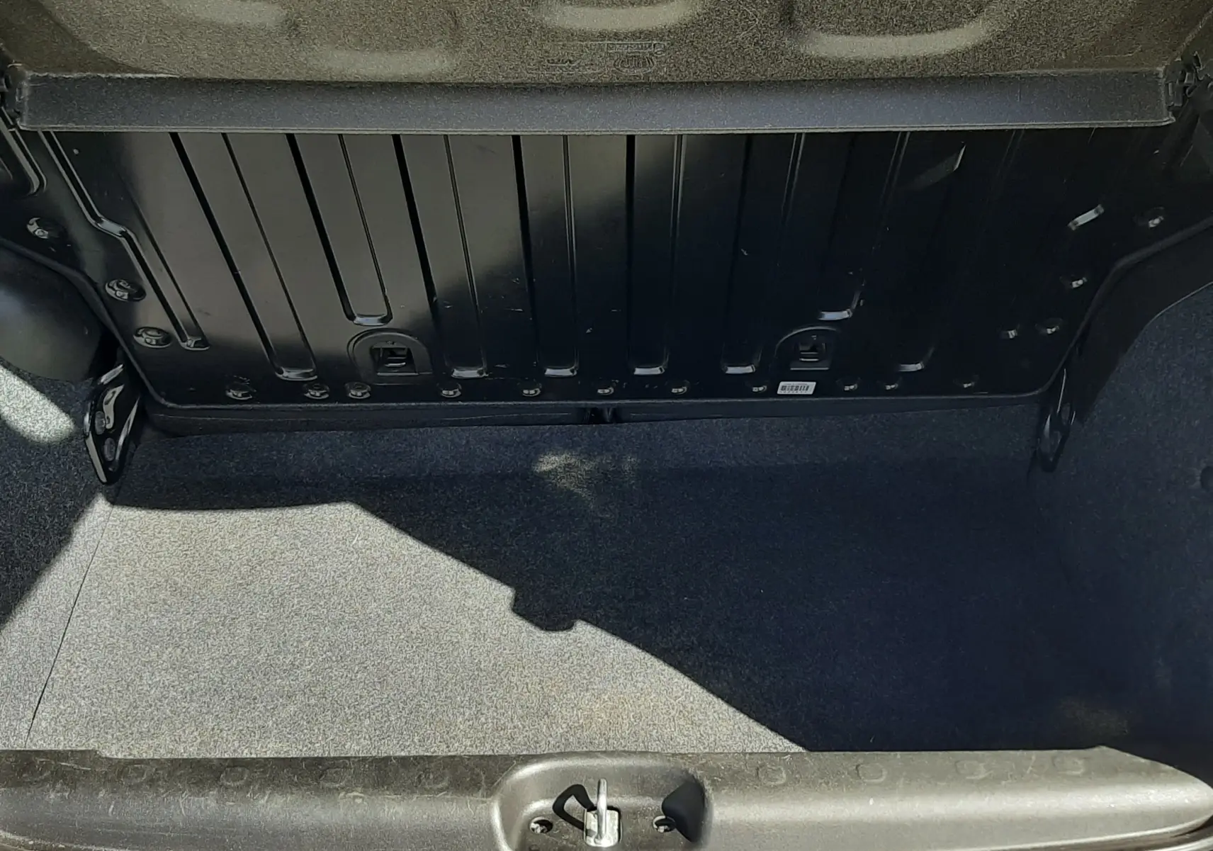 Coffre ouvert de la Fiat Panda blanche 2018, vue plongeante montrant l'espace de chargement vide et le seuil de coffre.