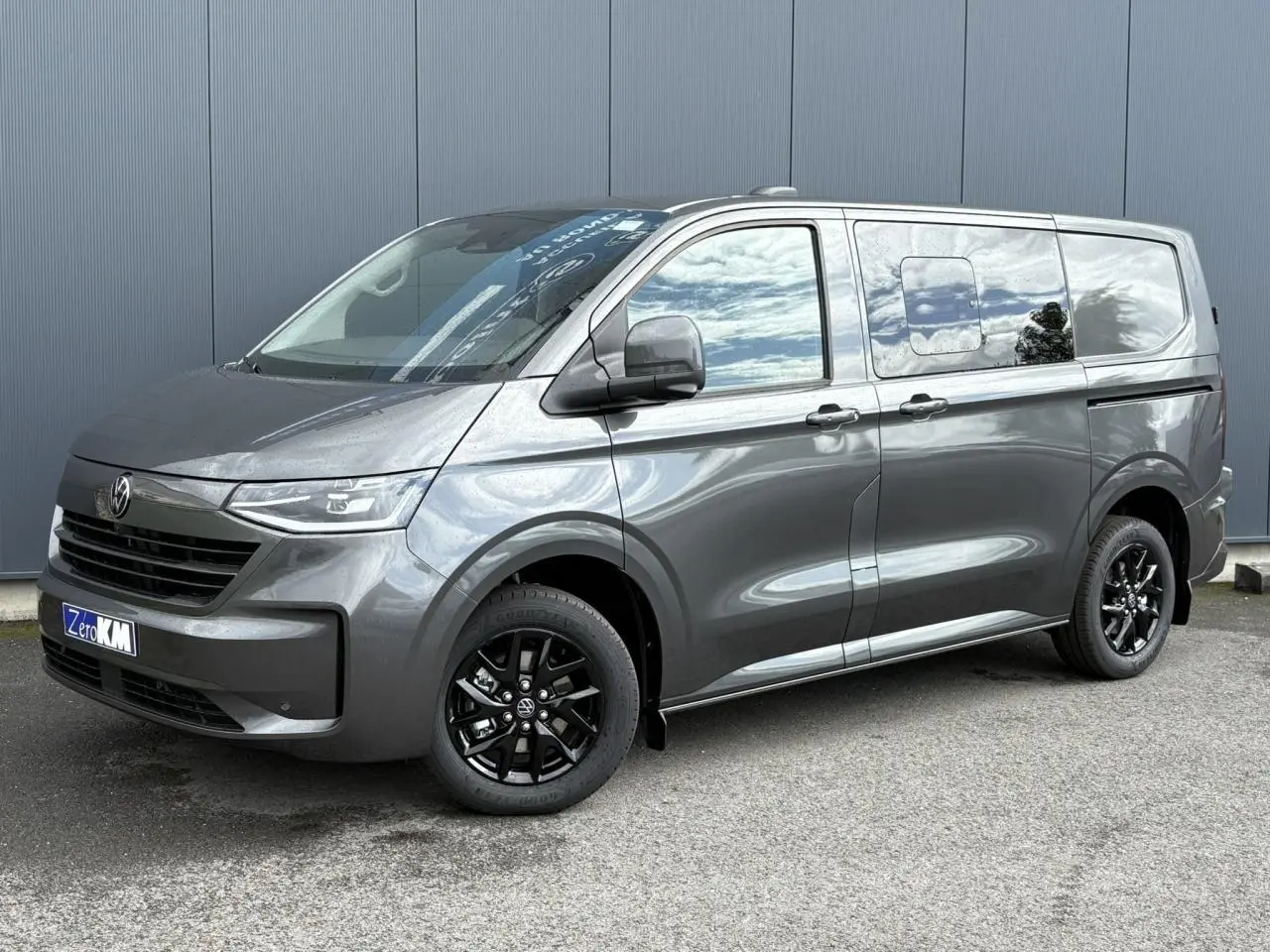 Volkswagen Transporter T7 ProCab gris graphite, vue 3/4 avant droit avec jantes alliage noir brillant Le Mans 17 pouces.