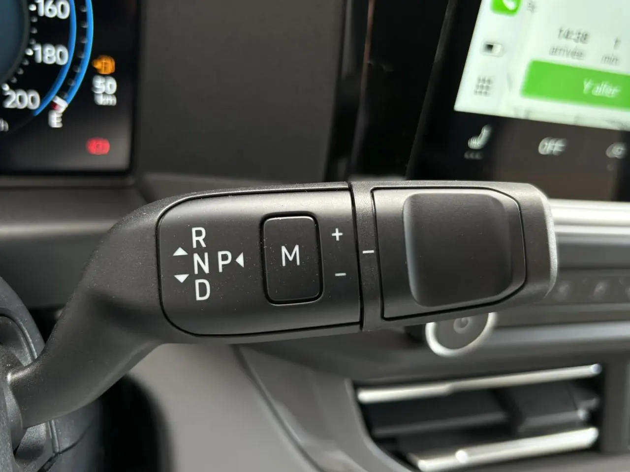 Gros plan sur le levier de boîte automatique noir dans l’habitacle du Volkswagen Transporter T7 Business 2026.
