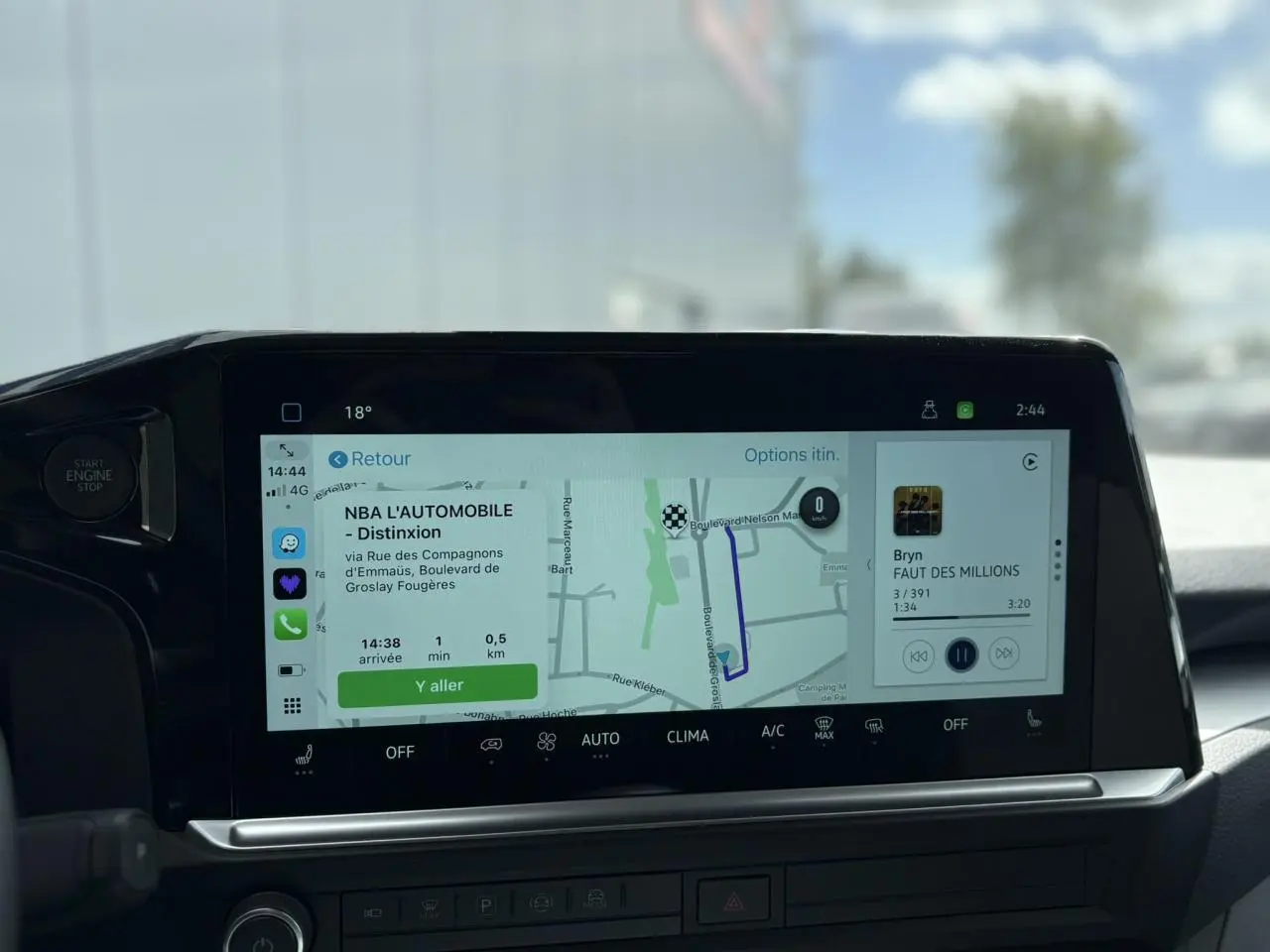 Vue intérieure du tableau de bord du Volkswagen Transporter T7 avec écran tactile affichant navigation et média.