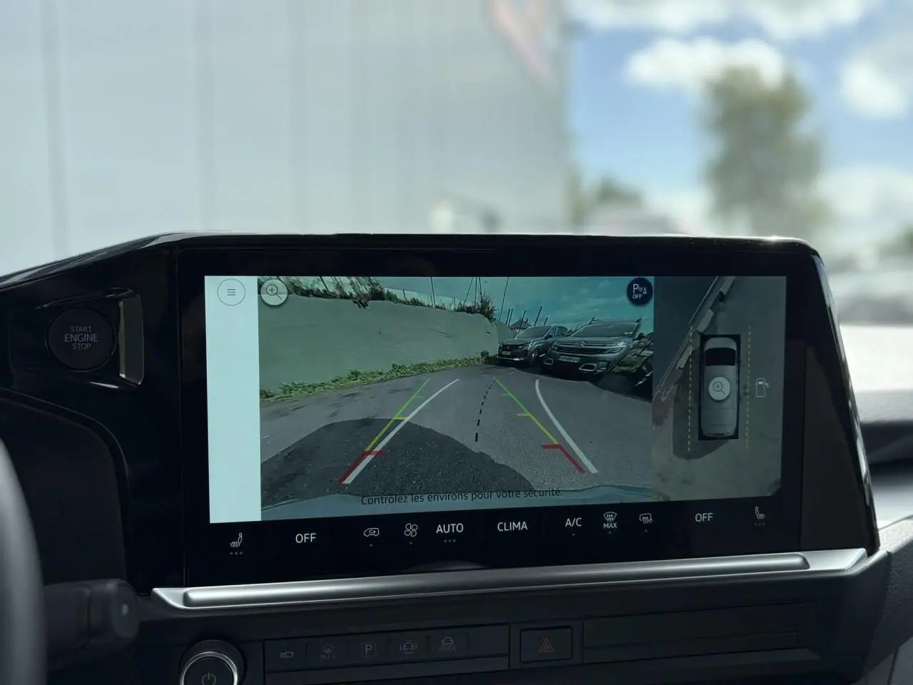 Vue intérieure de l'écran tactile du Volkswagen Transporter T7 montrant la caméra de recul et l'affichage 360° en marche.