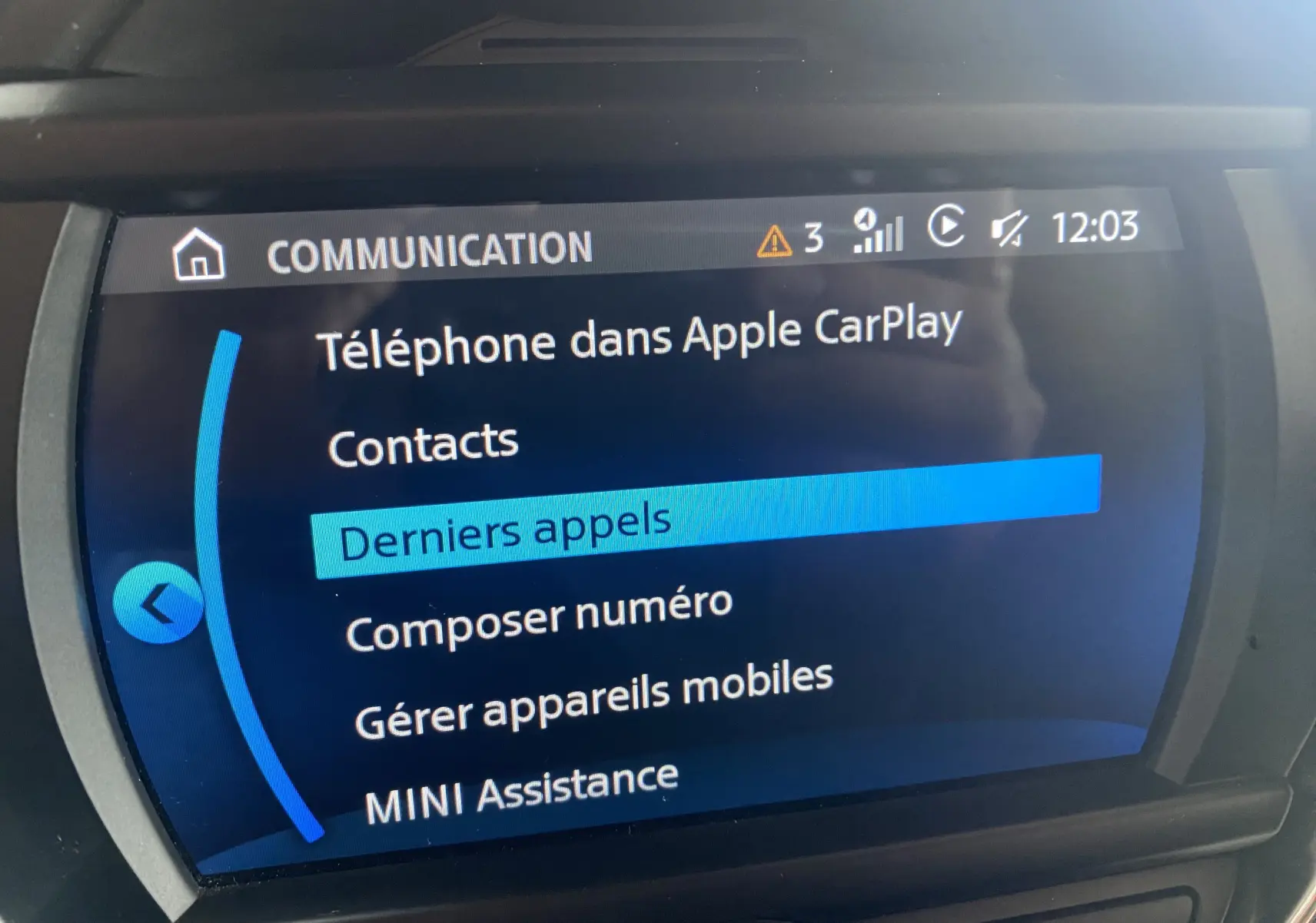 Écran tactile intérieur du MINI Countryman Cooper SSE 2018 affichant le menu communication Apple CarPlay.