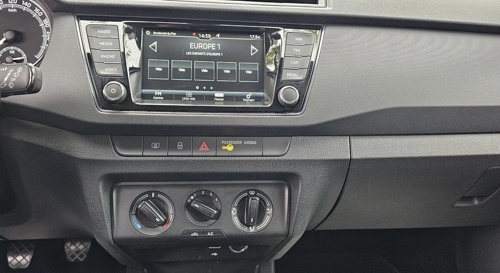 Tableau de bord de la Skoda Fabia 2020 avec écran tactile central et commandes manuelles de climatisation.