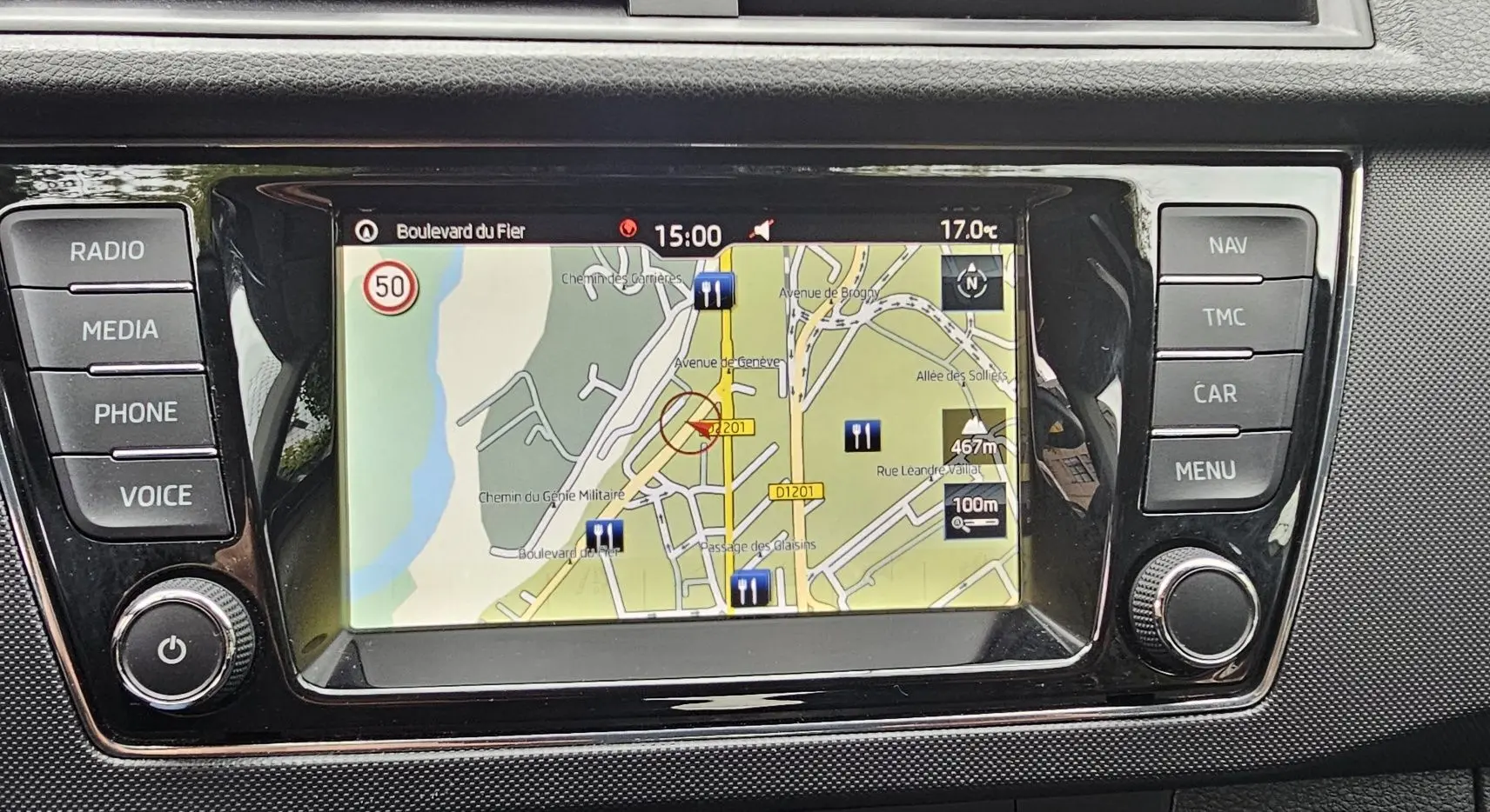 Écran central du système de navigation Amundsen de la Skoda Fabia 2020, avec carte et boutons fonctionnels autour.