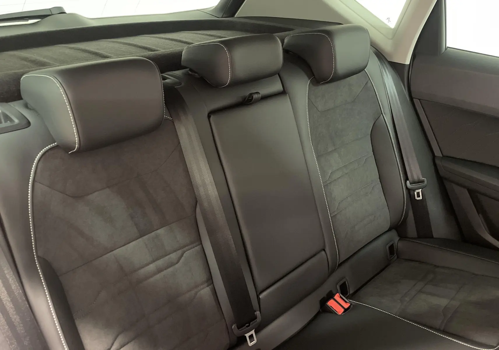 Vue intérieure des sièges arrière en cuir noir avec surpiqûres blanches du SEAT Ateca 2024.