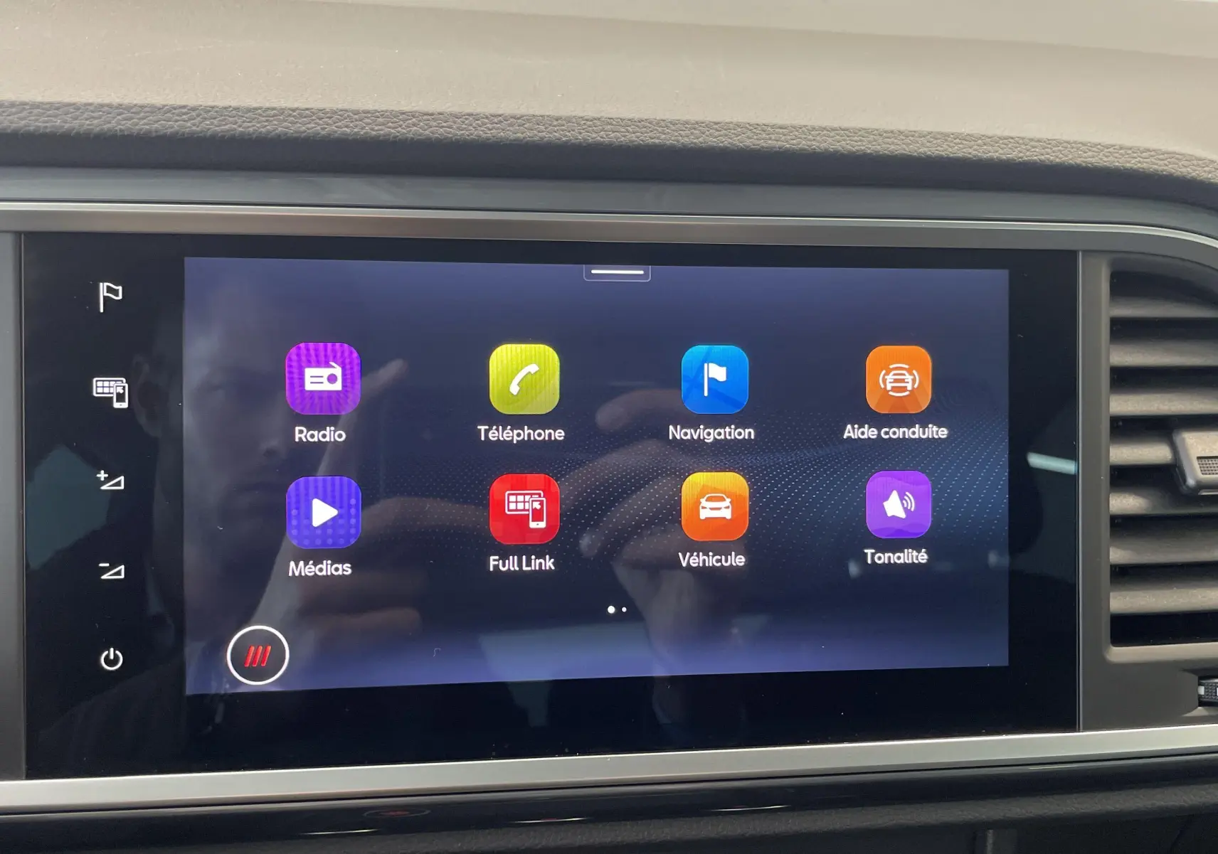 Écran tactile central du tableau de bord du SEAT Ateca 2024 affichant les icônes de navigation et médias.