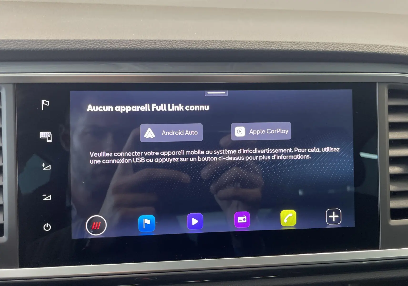 Écran tactile central du système d'infodivertissement du SEAT Ateca 2024 avec options Android Auto et Apple CarPlay.