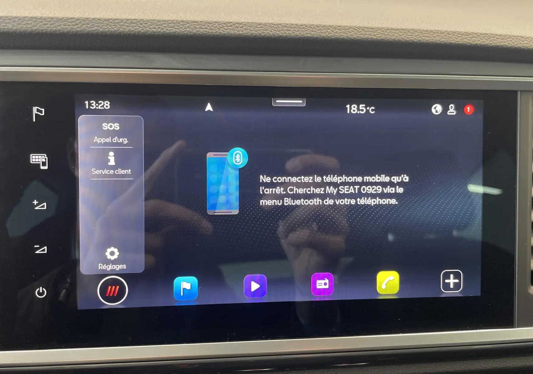 Écran tactile central du tableau de bord du SEAT Ateca 2024 affichant les options Bluetooth et SOS.
