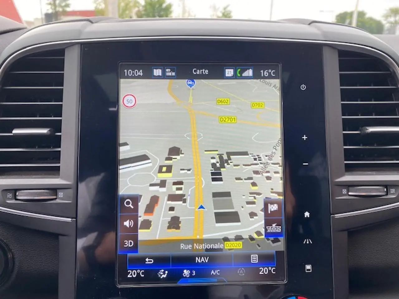 Vue rapprochée de l'écran tactile central du Renault Koleos blanc 2019 affichant la navigation GPS.