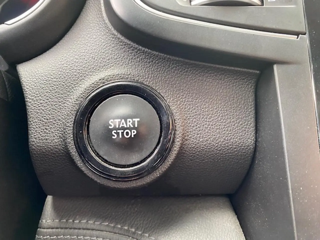 Bouton Start Stop en gros plan sur le tableau de bord noir du Renault Koleos Initiale Paris 2019 blanc.