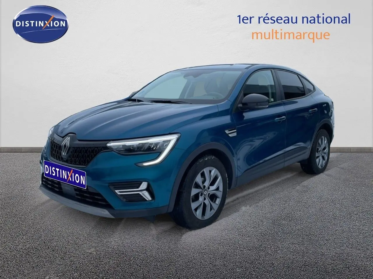 Renault Arkana bleu Zanzibar métal en 3/4 avant droit, SUV hybride essence avec signature lumineuse LED distinctive.