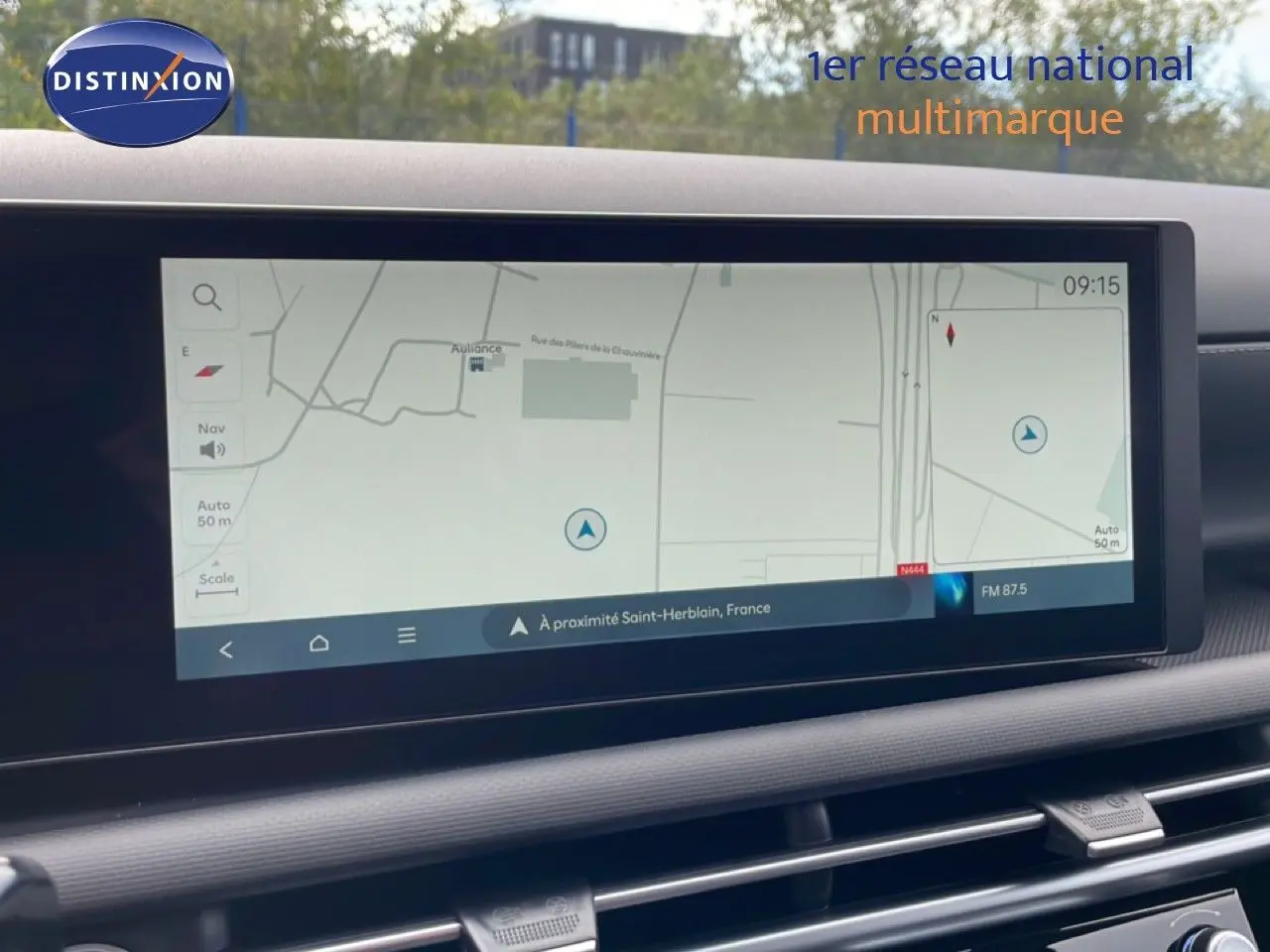Vue intérieure du tableau de bord du Hyundai Tucson 2026 blanc Atlas, mettant en valeur l'écran tactile de navigation.