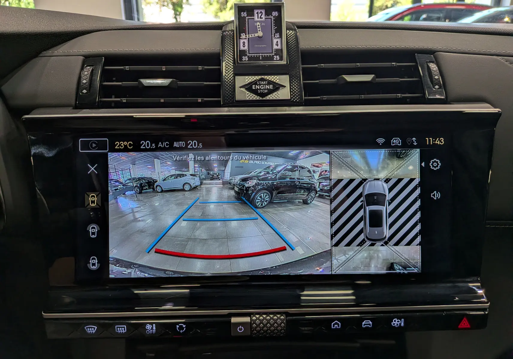 Vue intérieure du tableau de bord du DS7 BlueHDi 130 gris, écran tactile affichant la caméra de recul et vue 360° en stationnement.
