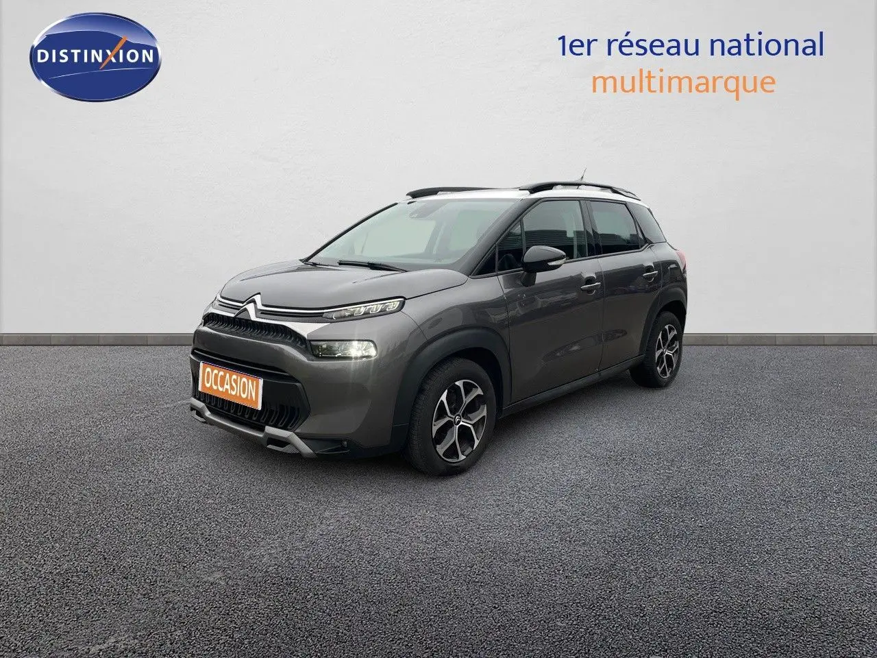 Vue 3/4 avant d'un Citroën C3 Aircross gris platinium métallisé avec toit blanc et jantes bi-ton.