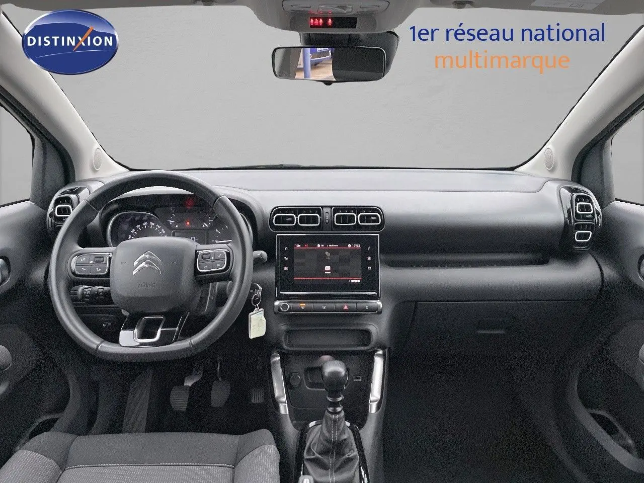 Vue intérieure avant du Citroën C3 Aircross 2023, tableau de bord noir avec écran tactile et volant multifonction.