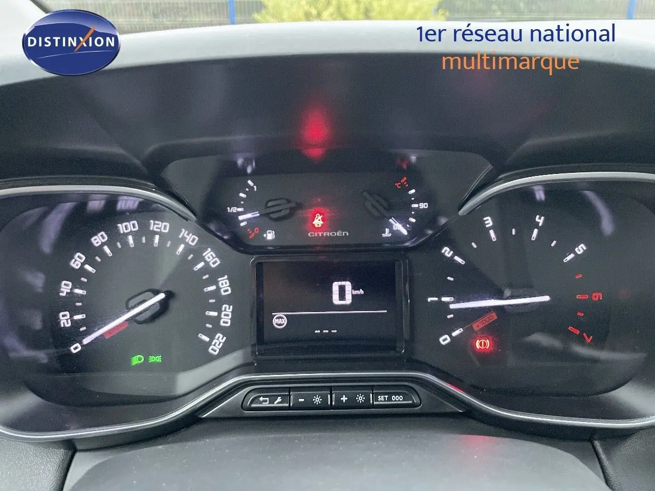 Tableau de bord de Citroën C3 Aircross 1.5 BlueHDi 110ch Shine 2023, affichage numérique et compteurs analogiques.