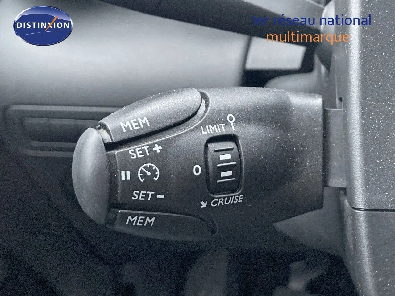 Gros plan sur la commande de régulateur de vitesse du Citroën C3 Aircross gris platinium 2023.