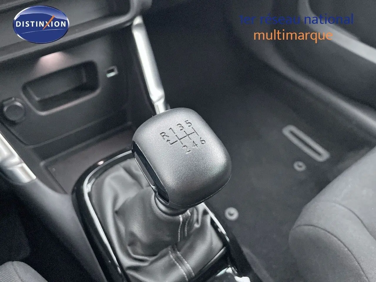 Le levier de vitesse manuel en gros plan dans l'habitacle sombre d'une Citroën C3 Aircross 2023.