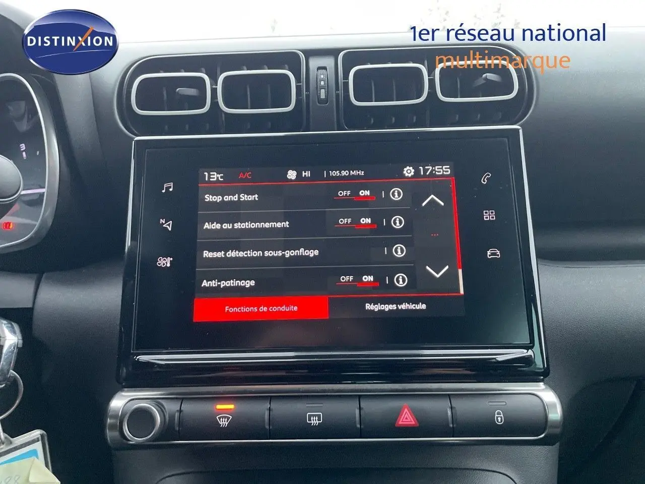 Écran tactile central du tableau de bord du Citroën C3 Aircross gris platinium, avec commandes de conduite affichées.