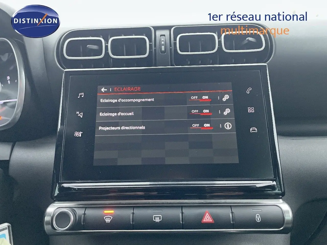 Écran tactile central du tableau de bord du Citroën C3 Aircross 2023, affichant les réglages d'éclairage.