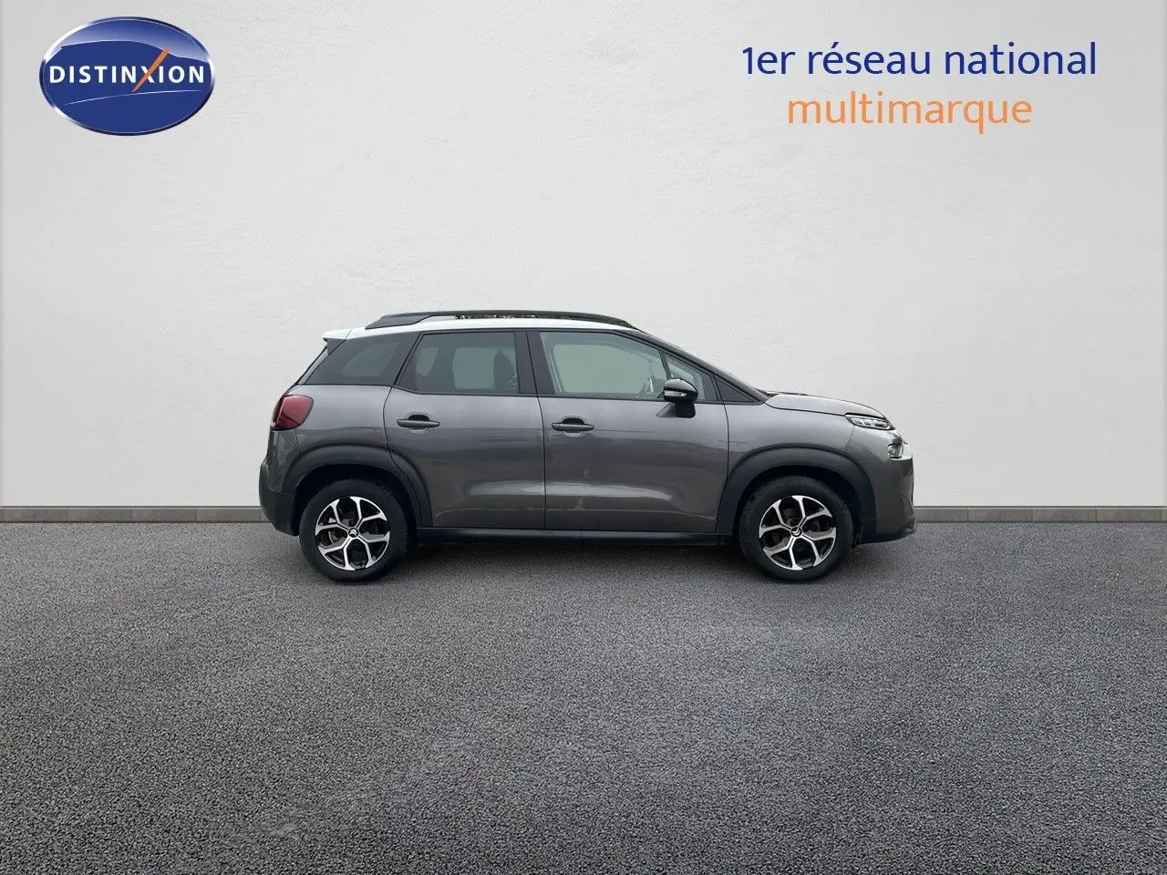 Profil droit d'un Citroën C3 Aircross 2023 gris platinium métallisé avec jantes alliage bi-ton sur fond neutre.