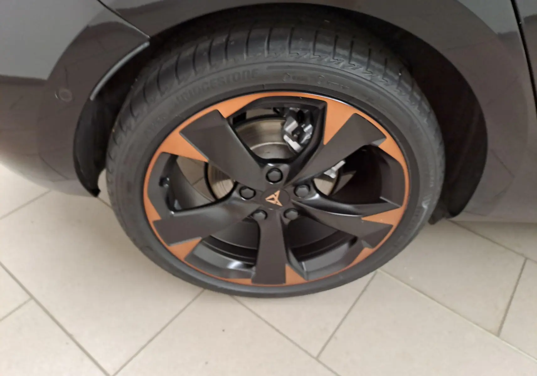 Gros plan sur la jante cuivrée 18'' Performance du côté gauche d'une CUPRA Leon Noir Minuit 2025.