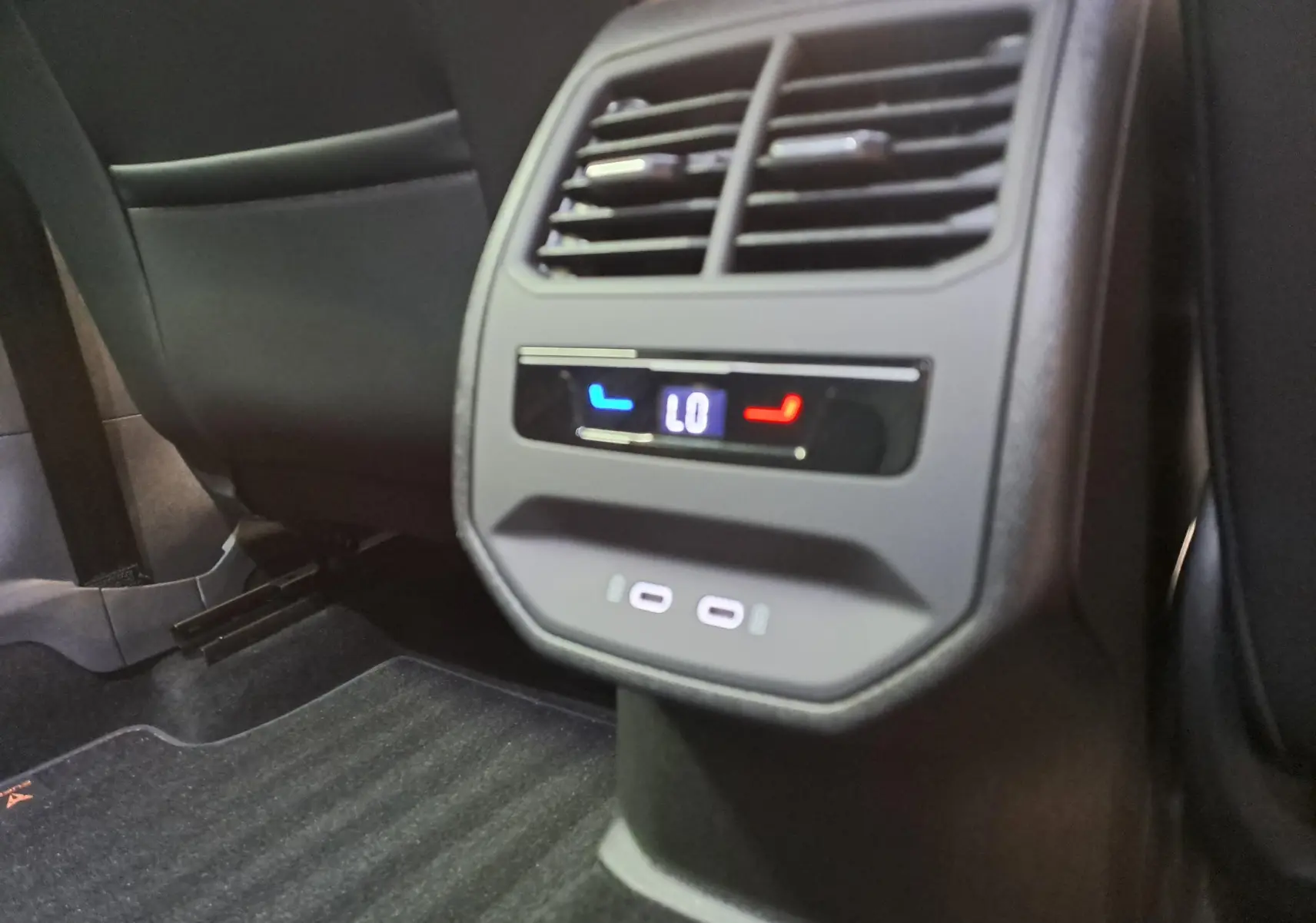 Détail de la console arrière avec commandes de climatisation et ports USB dans une CUPRA Leon Noir Minuit 2025