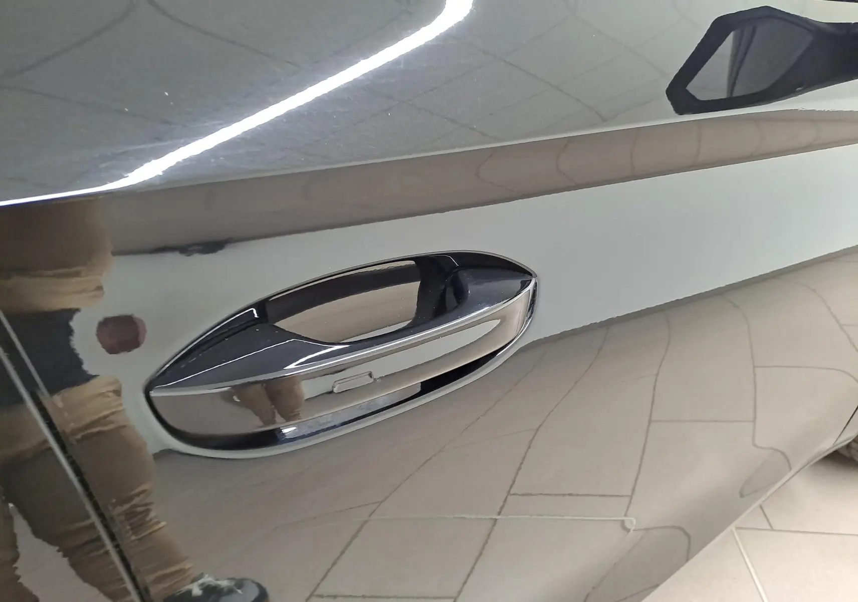 Poignée de porte côté gauche du CUPRA Leon Ph.2 2025 en noir minuit avec reflet intérieur et extérieur.