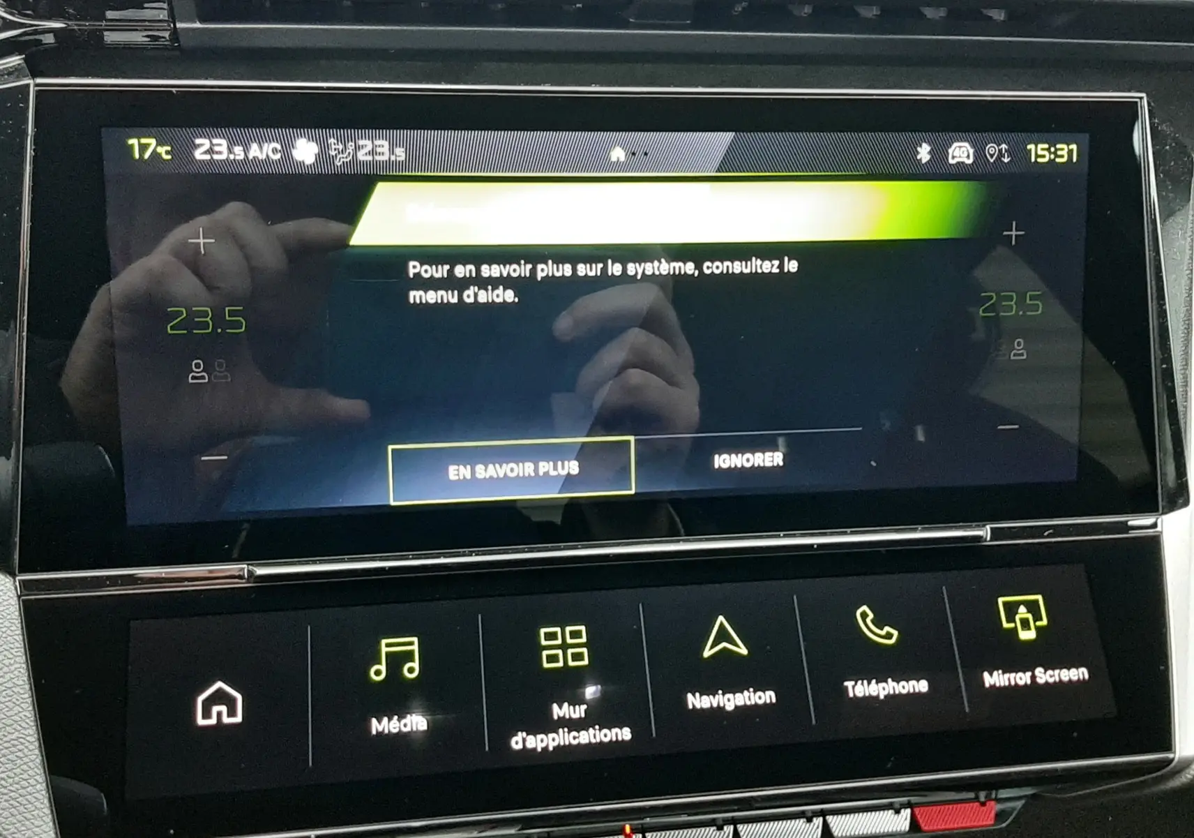 Écran tactile central de la Peugeot 308 2026 affichant un menu d’aide avec commandes multimédia et navigation.