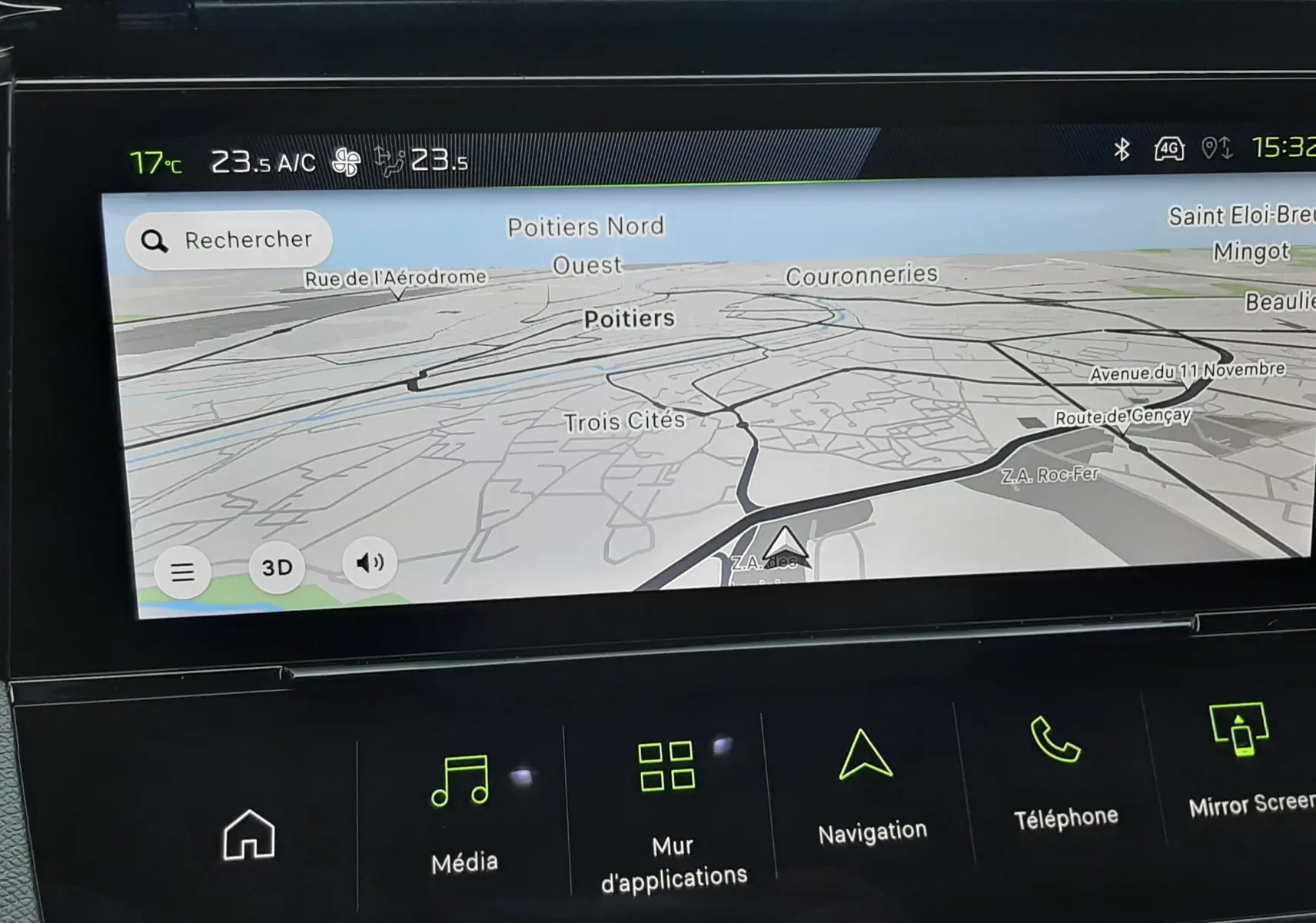 Écran tactile central de la Peugeot 308 Hybrid 2026 montrant la navigation avec carte de Poitiers, interface moderne et épurée.