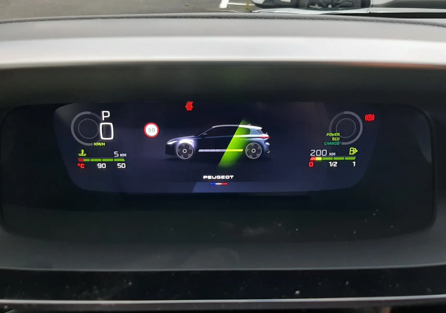 Affichage numérique du tableau de bord de la Peugeot 308 hybride, montrant la silhouette bleue Lagoa et les indicateurs de conduite.