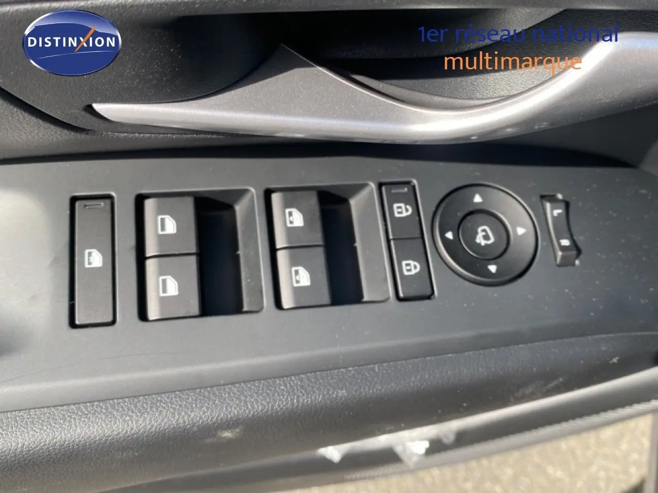 Gros plan sur les commandes de lève-vitres et rétroviseurs côté gauche d’un Hyundai Tucson gris Ecotronic 2026.
