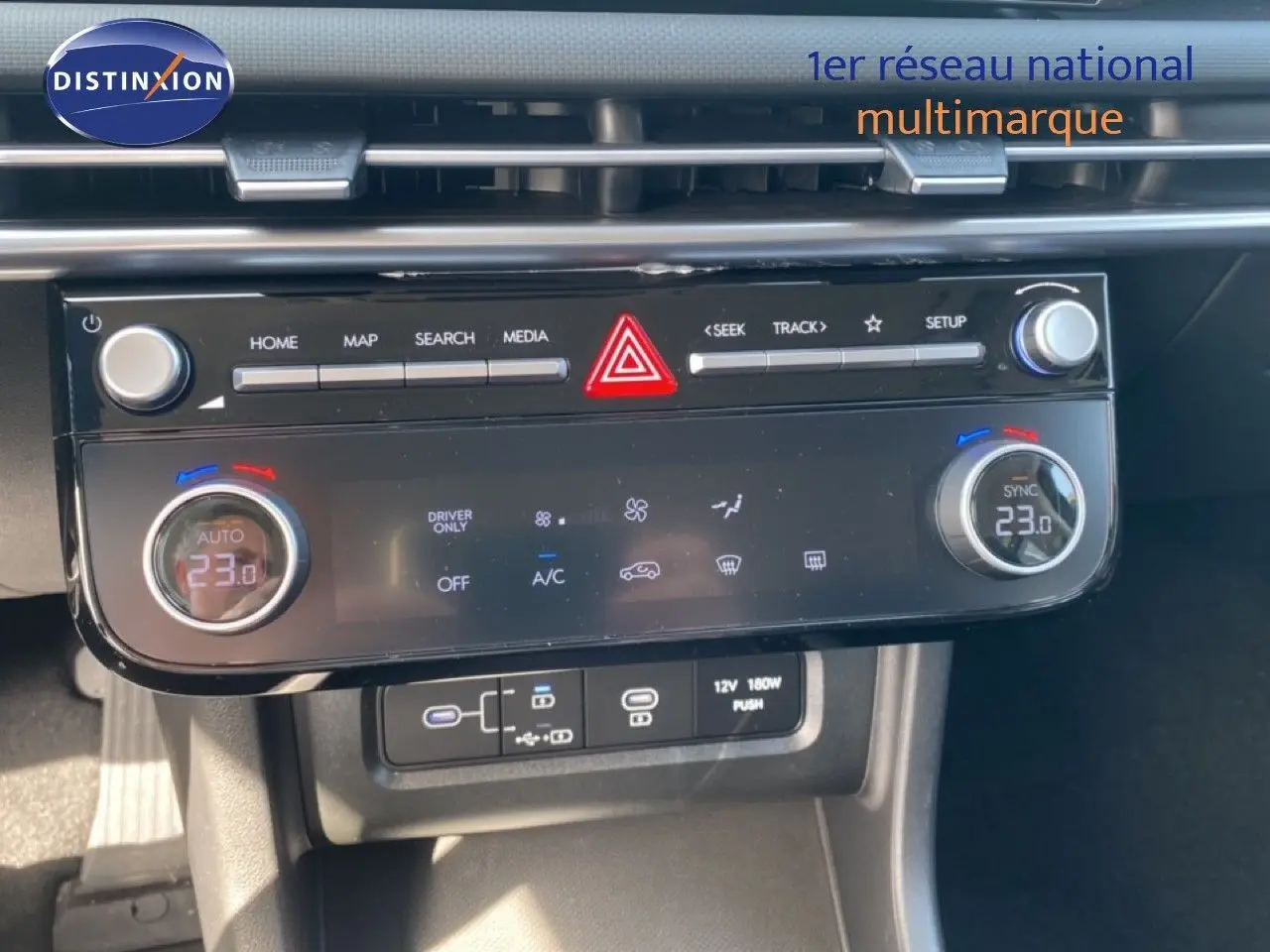 Vue rapprochée de la console centrale du Hyundai Tucson 2026, avec commandes climatisation digitales et boutons multimédia.
