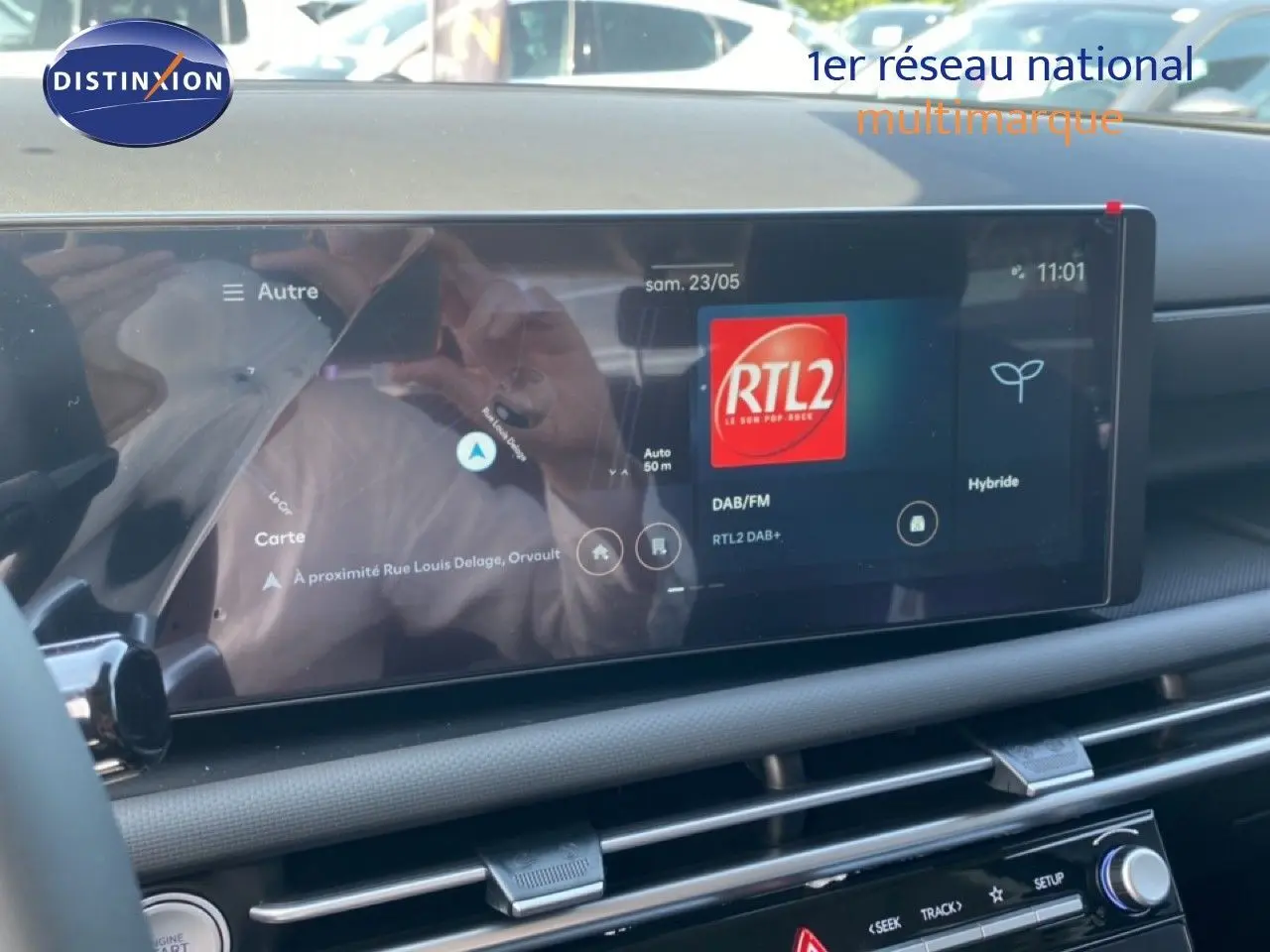 Vue rapprochée de l'écran tactile central du Hyundai Tucson gris Ecotronic Metal, affichant la radio RTL2 et la navigation.