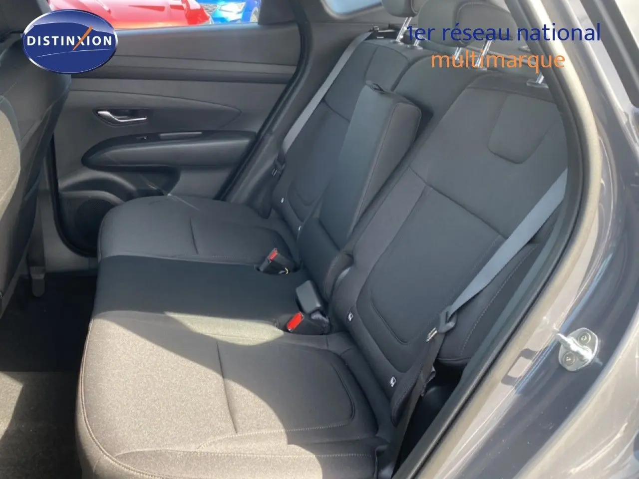 Vue côté droit des sièges arrière en tissu noir du Hyundai Tucson gris Ecotronic Metal 2026, porte ouverte.