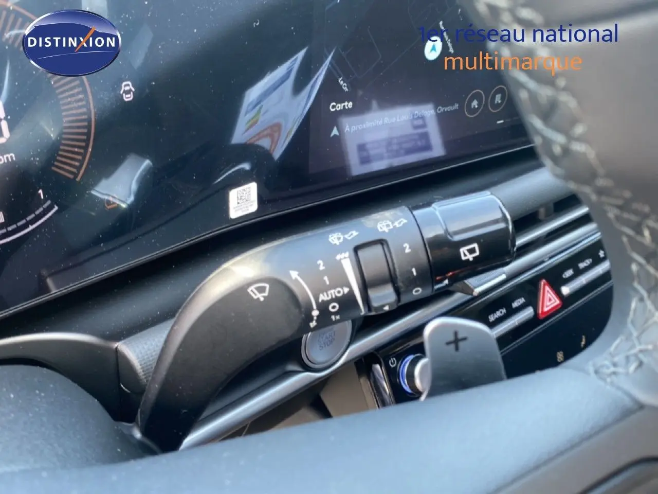 Vue rapprochée du combiné d'instruments et du commodo d'essuie-glace du Hyundai Tucson gris Ecotronic 2026.