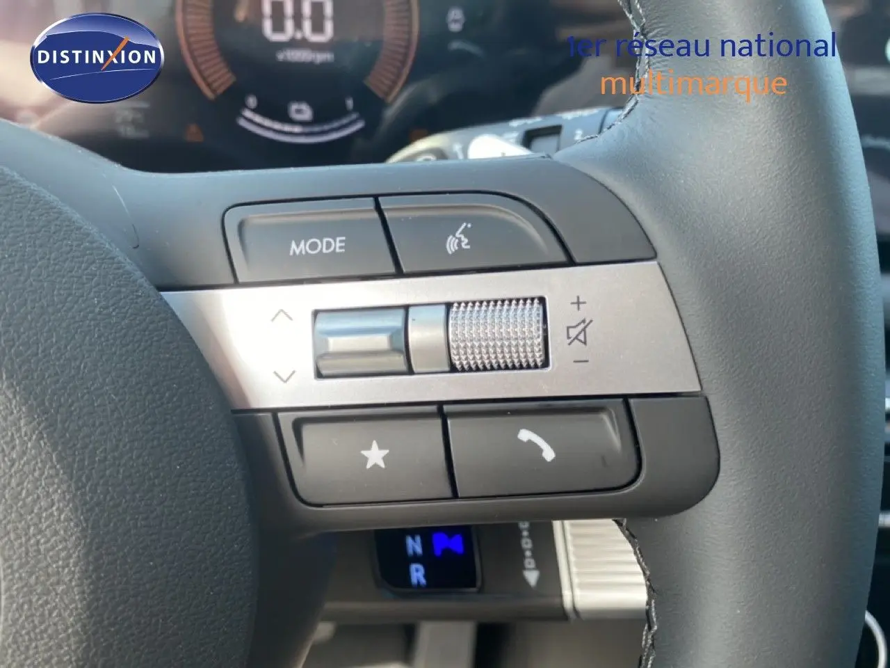Gros plan sur les commandes gauche du volant gris du Hyundai Tucson 2026, avec molette de volume et boutons multifonctions.