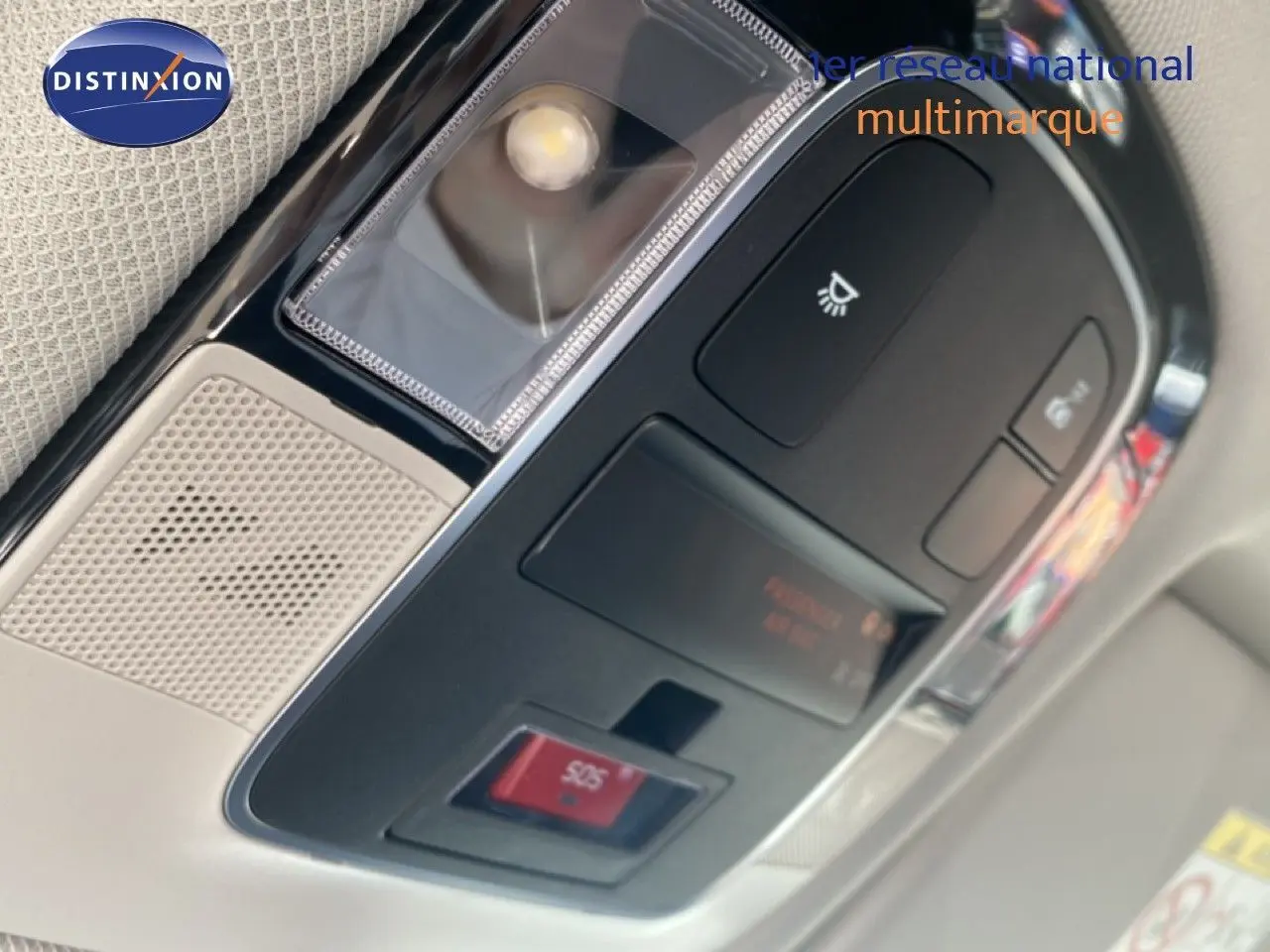 Vue en gros plan sur le panneau de commandes au plafond de l'habitacle du Hyundai Tucson gris Ecotronic 2026.