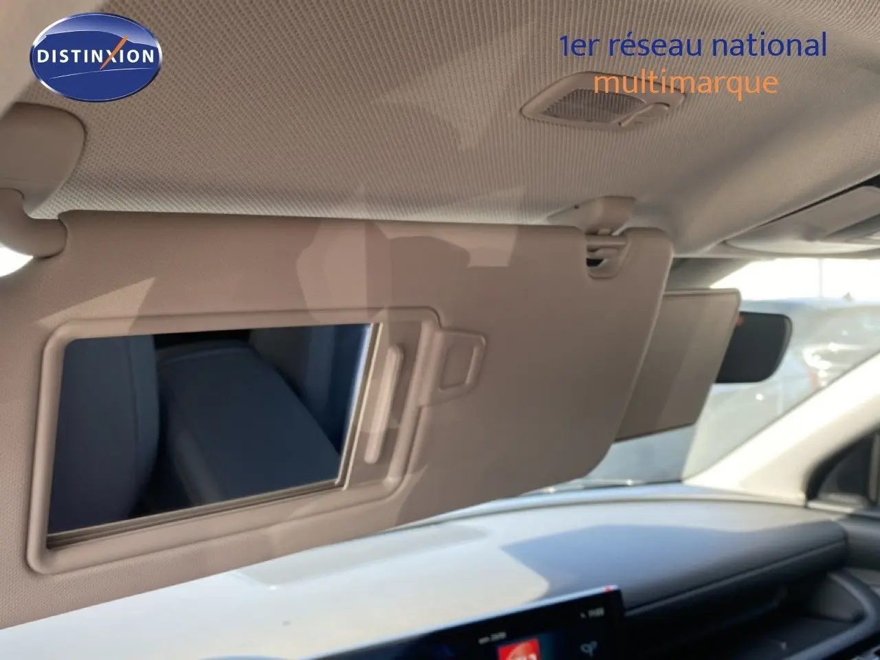 Détail du pare-soleil beige avec miroir intégré dans l’habitacle du Hyundai Tucson gris Ecotronic 2026.
